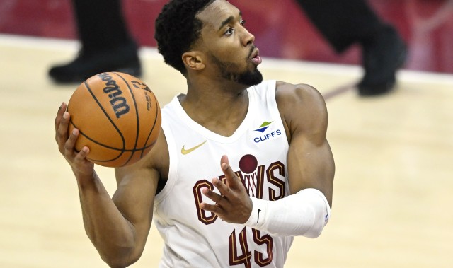 米球王！米切尔18投10中&amp;罚球12中11 砍34分2板5助1断&amp;正负值+11